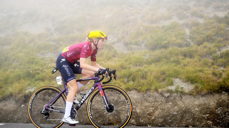 Demi Vollering prevailed in misty conditions