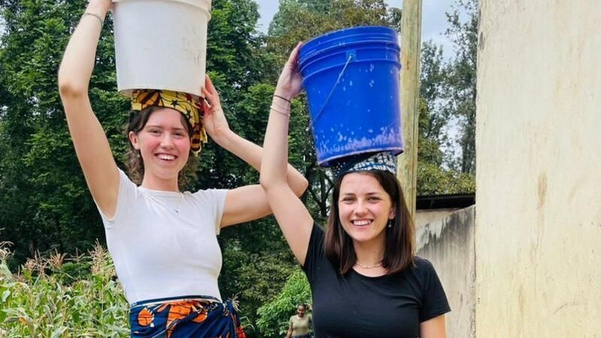 Rosie Ní Dhubhghaill ansin agus Lucy Cunningham ag labhairt le Treasa Bhreathnach.