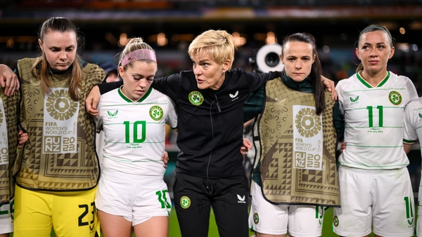 Pauw speaks to her players, including McCabe (R) after final whistle