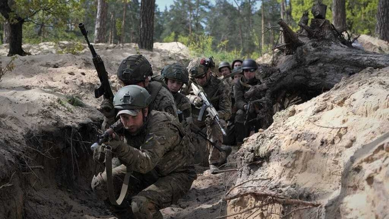 Ukrainian servicemen take part in military exercises outside Kyiv. Photo: Sergey Shestak/AFP via Getty Images