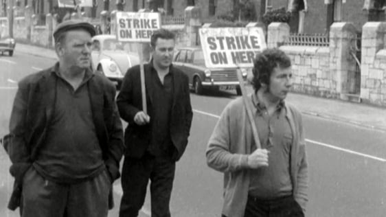 Striking CIÉ maintenance staff in Cork, 1973.