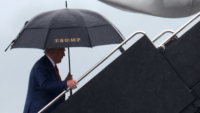 Donald Trump boards his plane at Reagan National Airport following his arraignment