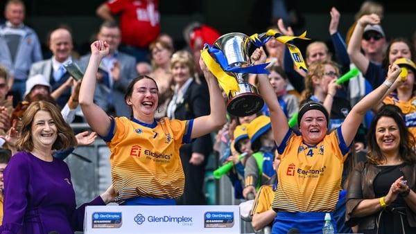 Sinéad O'Keeffe, left, and Sinéad Hogg lift the Kay Mills Cup after Clare's victory