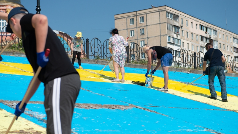 Crimean Tatars paint the flag of Crimean Tatars on the embankment in Kyiv, Ukraine on August 06, 2023. Photo: Getty Images