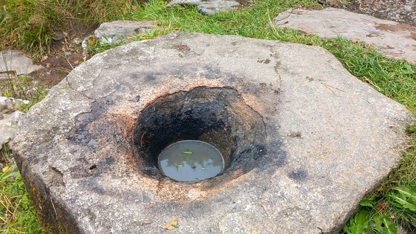 Four significant cracks run across the stone