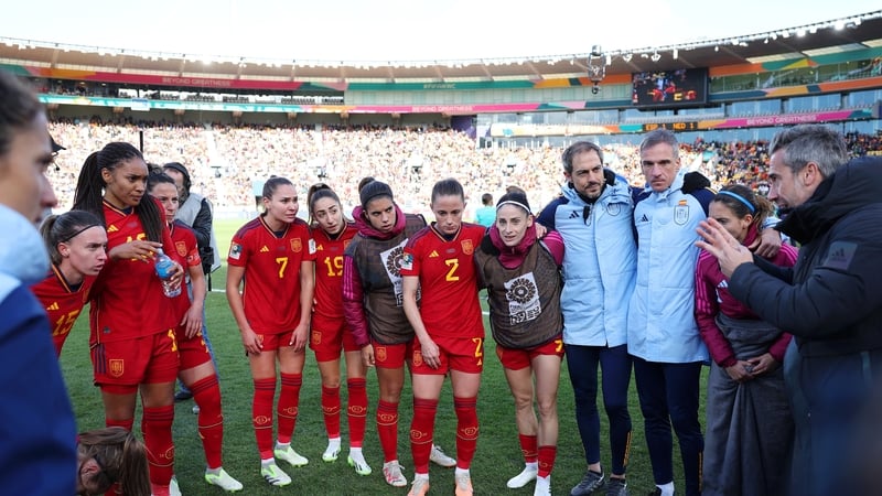 Jorge Vilda addressing his squad before the second half of extra-time against the Netherlands
