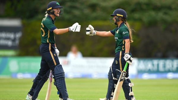 Gaby Lewis and Amy Hunter eased past the target set by the Dutch