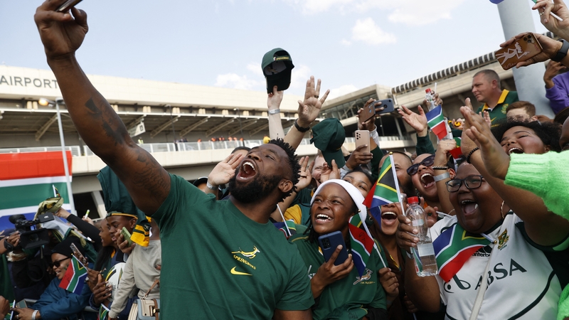 Siya Kolisi poses with fans