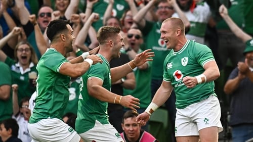Keith Earls (r) celebrates with teammates Jack Crowley and Conor Murray after his try