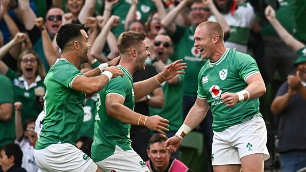 Keith Earls (r) celebrates with teammates Jack Crowley and Conor Murray after his try