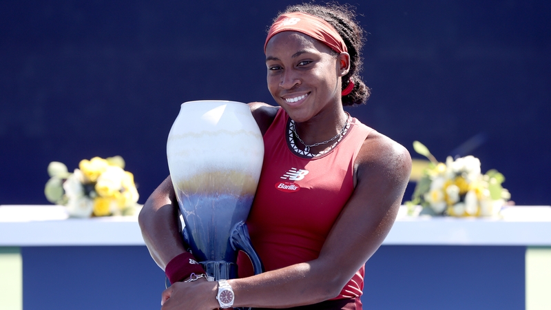 Coco Gauff with the trophy in Cincinnati