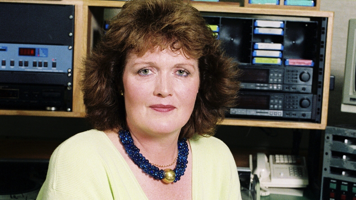 Seosaimhín Ní Bheaglaoích; Macalla thar n-ais ar a stáitse. 