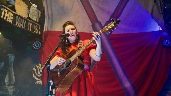 'At the core of it is community': Clare Sands ar shaol an cheoil