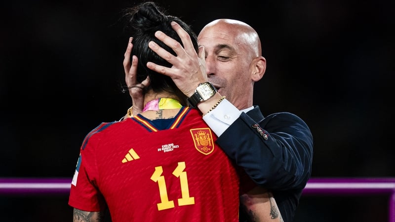 Luis Rubiales (R) kisses Jenni Hermoso of Spain (L) during the medal ceremony of FIFA Women's World Cup