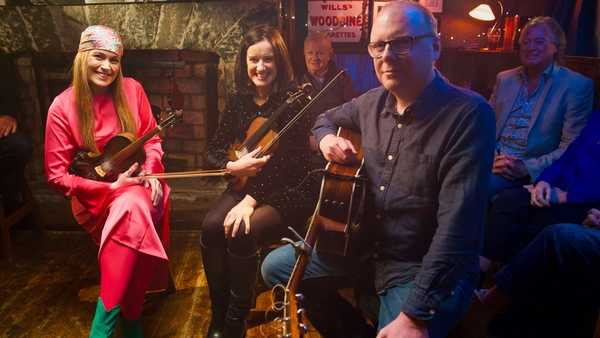 FÉACH: The Kane Sisters agus John Blake