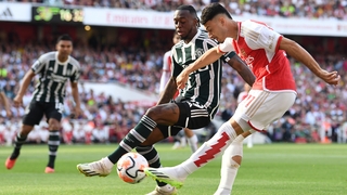 Gabriel Martinelli swings in a cross for Arsenal