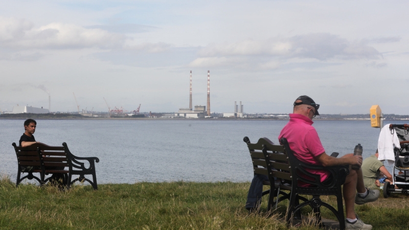 Temperatures will be cooler by the coast (Rollingnews.ie)