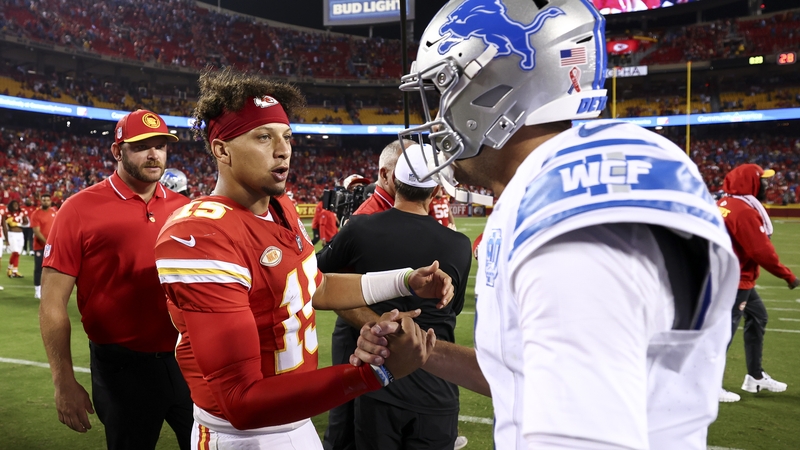 Patrick Mahomes (L) of the Kansas City Chiefs shakes hands with Jared Goff of the Detroit Lions