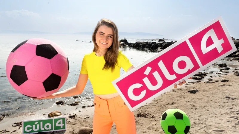 Is iad Seosamh Mac Seoin, as Béal Feirste, Síle Ní Chonghaile, as Gaillimh, agus Niamh Ní Chróinín (thuas), as Baile Átha Cliath, a bheas mar láithreoirí ar Cúla4