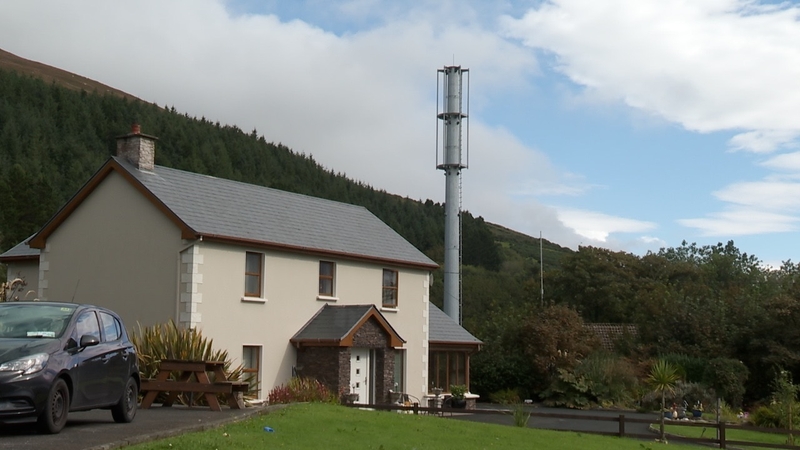 Tá an crann cumarsáide 20 méadar ó theach Mhuintir Fhoghlú