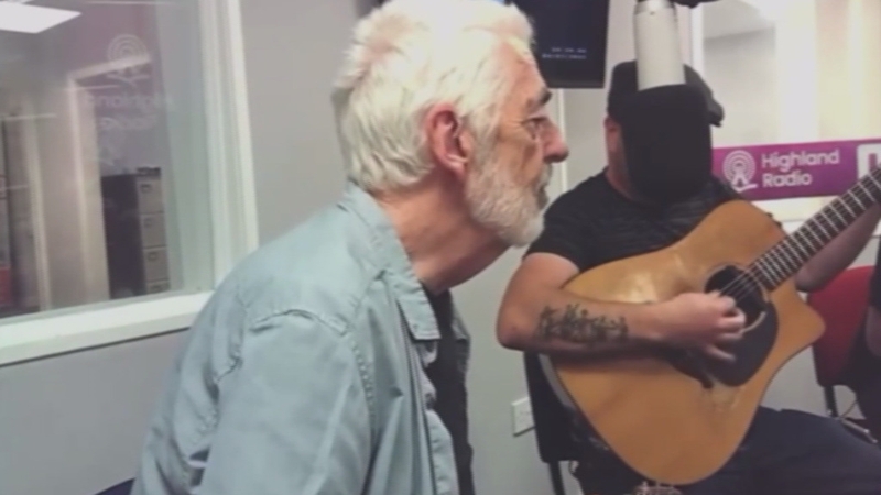 Thug Ted Ponsonby tionlacan uirlise do cheoltóirí aitheanta mar Van Morrison agus Frances Black. (Pic. le caoinchead Highland Radio).