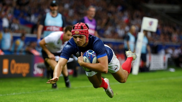 Louis Bielle-Biarrey scores France's third try