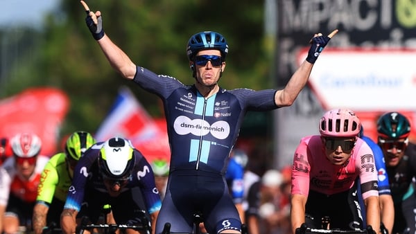 Dainese sprints to Vuelta stage win, Kuss retains lead