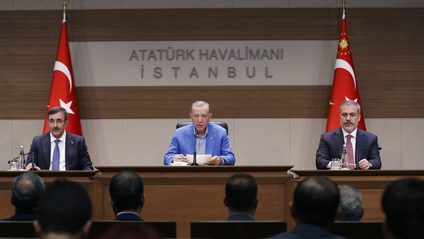 Recep Tayyip Erdogan (C) speaks during a press conference before his flight to United States at the Ataturk Airport in Istanbul