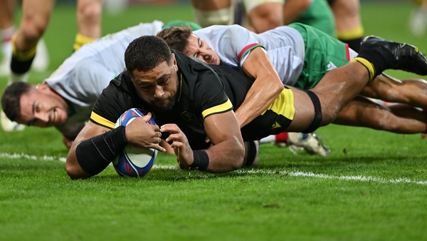 Taulupe Faletau scores the bonus-point try