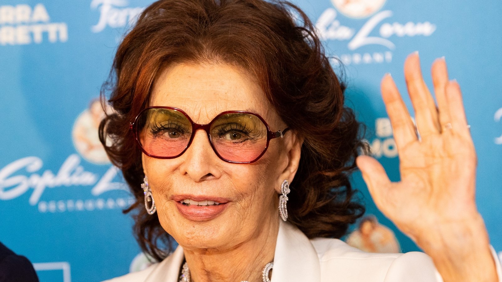 Sophia Loren updates fans on her recovery after fall