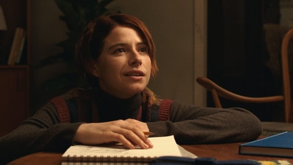 Jessie Buckley as Anna in Fingernails