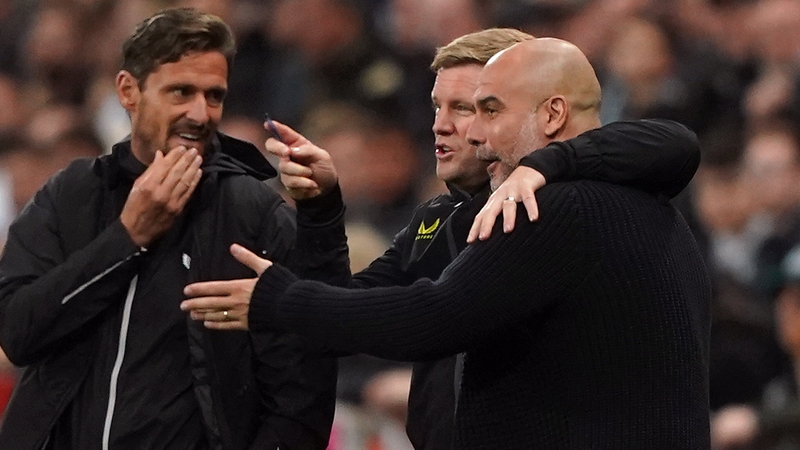 Newcastle United manager Eddie Howe (C) and Manchester City manager Pep Guardiola (R) in discussion on the sidelines