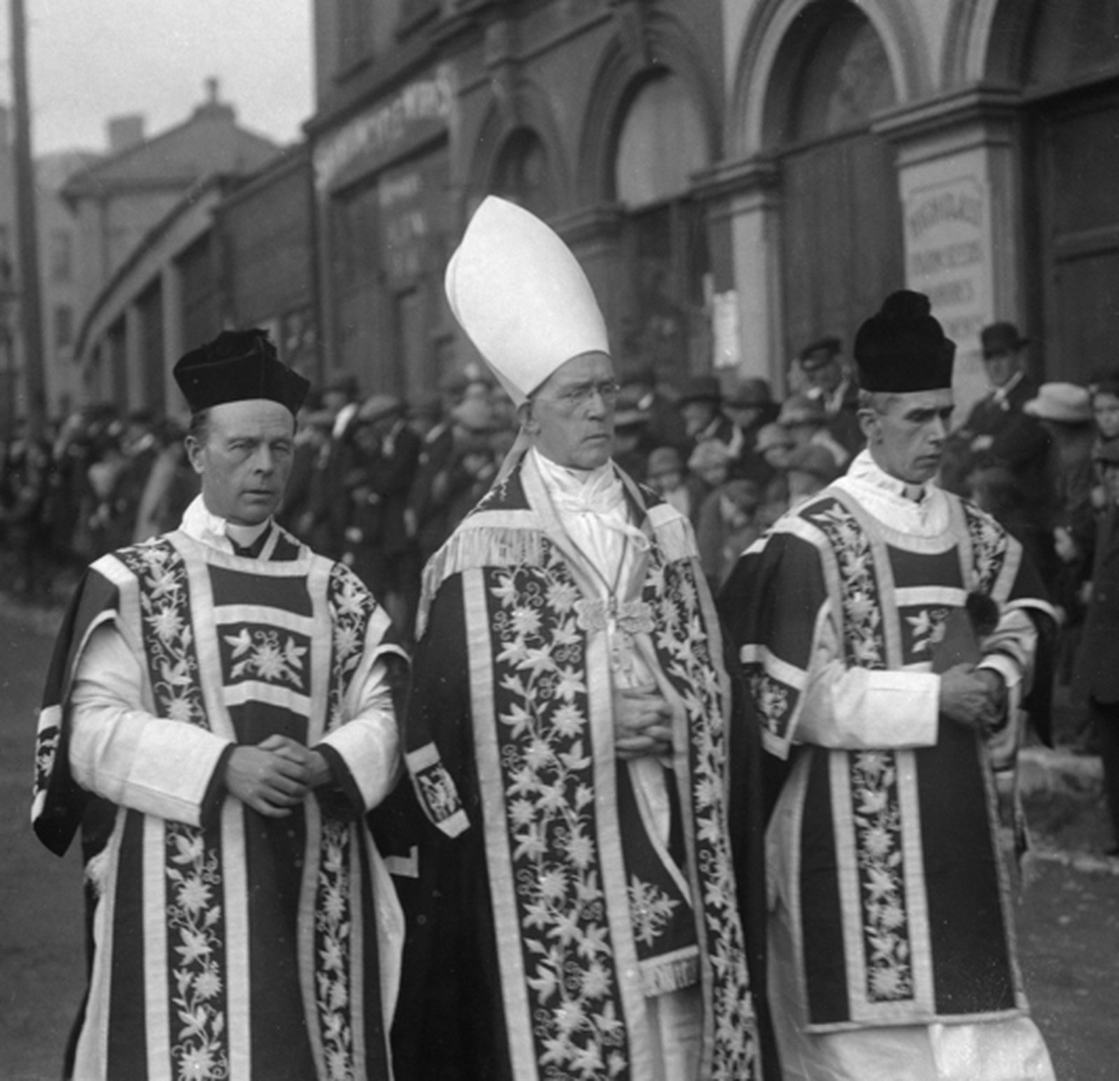 Bishop Daniel Cohalan, centre, at Terence MacSwiney's funeral in 1920. Three years later, his attitude to hunger strikers was very different (Credit: © RTÉ Photographic Archive)