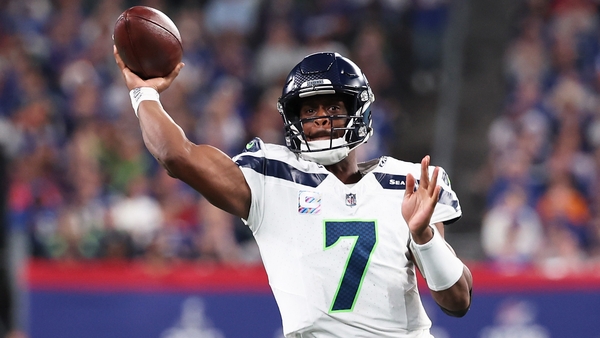Geno Smith throws a touchdown pass for DK Metcalf at the end of the first quarter