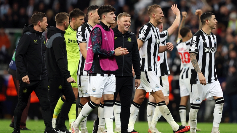 Eddie Howe celebrates with his players at the final whistle