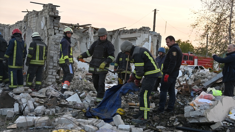 Smionagar an chaife i sráidbhaile Hroza á chíorláil ag na seirbhísí éigeandála