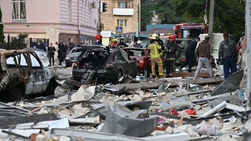 Bhí na daoine tagtha le chéile le haghaidh tórraimh a bhí ar siúl i gcaife i sráidbhaile Hroza nuair a phléasc an diúracán gan aon fhógra sa tsráidbhaile in Kharkiv