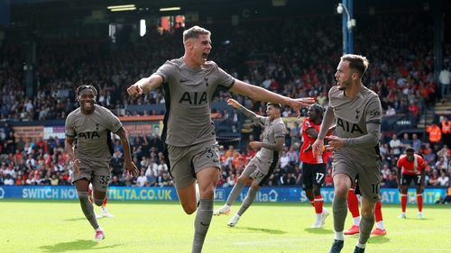 Micky van de Ven celebrates his goal