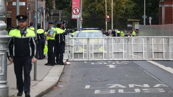Gardaí pictured beside barriers on Kildare Street this morning
