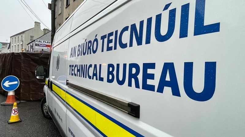 Teach in Eochaill á chuardach ag Gardaí