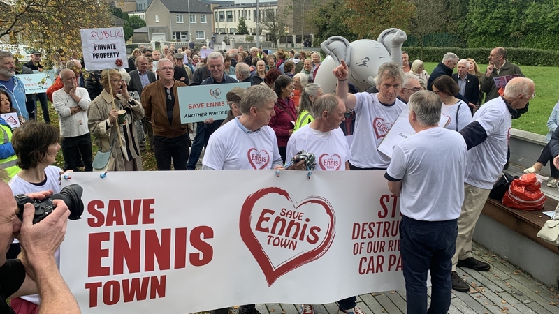 Agóid in Inis in aghaidh phlean Chomhairle Chontae an Chláir