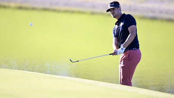 Beau Hossler chips onto the 18th green