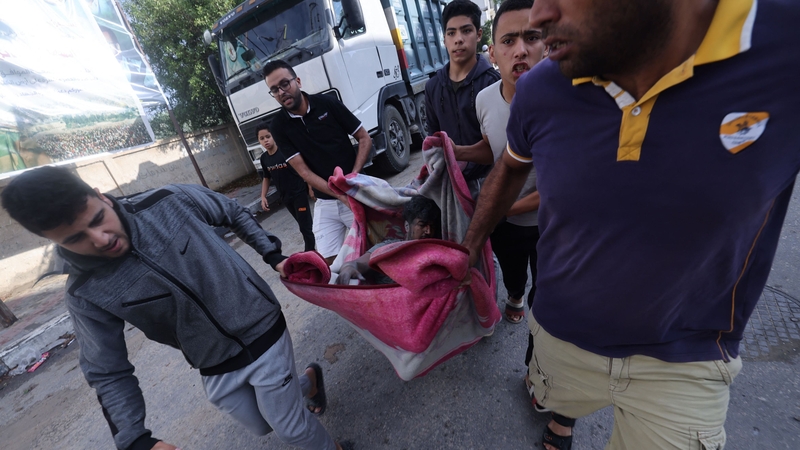 Buamáil Gaza: duine leonta á thabhairt chun bealaigh, Rafah, 17 Deireadh Fómhair 2023