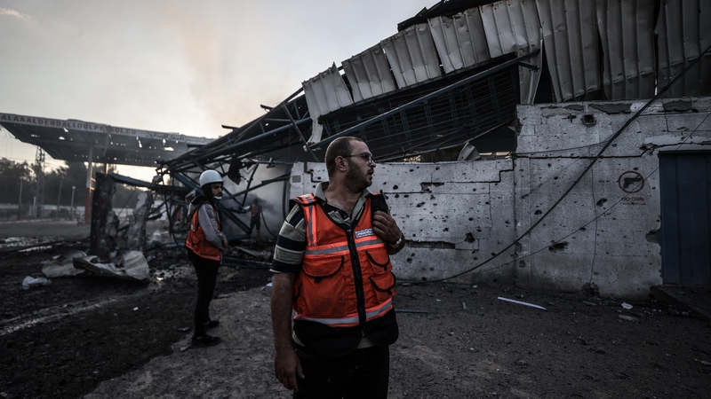 Ionad stórais leis na Náisiúin Aontaithe i gCathair Gaza scriosta ag diúracán Iosraelach inné