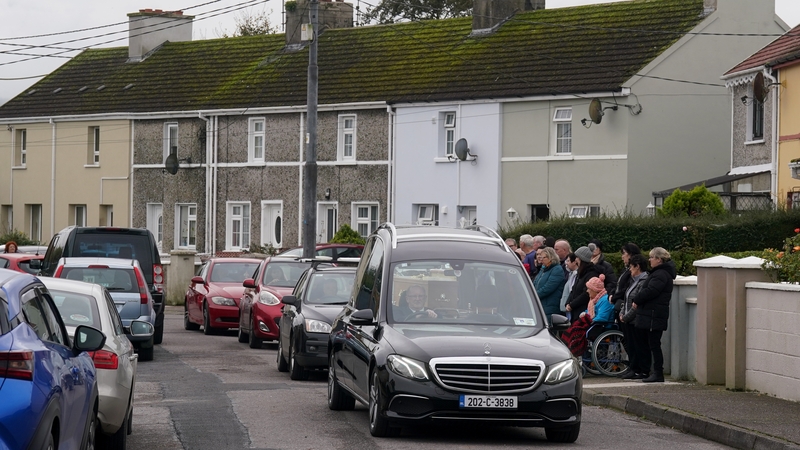 Sochraid Tina Satchwell i Mainistir Fhear Maí