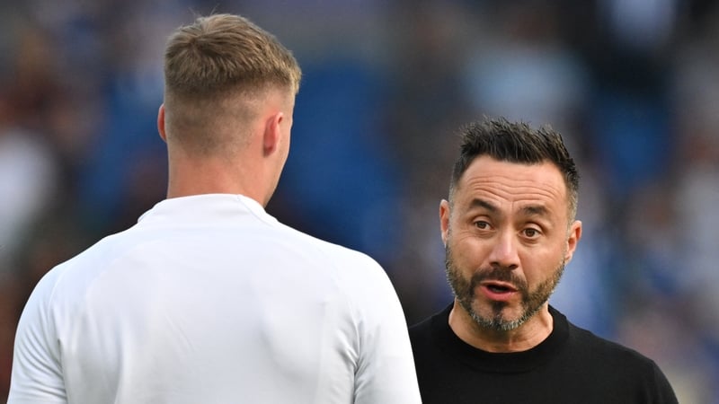 De Zerbi speaking to Republic of Ireland striker Evan Ferguson during his Brighton tenure