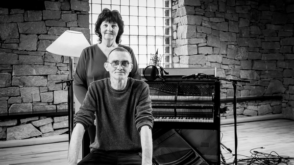 Féach: Sarah Ghriallais agus Mícheál Ó Confhaola, Chuan an Cheoil