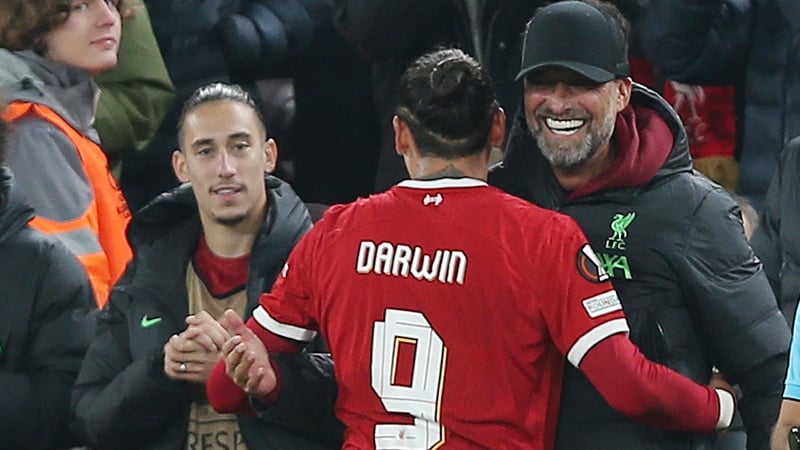 Jurgen Klopp (R) congratulates Darwin Nunez