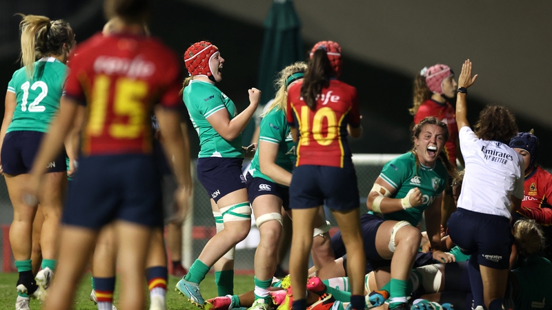 Ireland celebrate Grace Moore's try