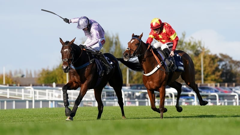 Jetoile (purple and grey silks) gets the better of Minella Drama